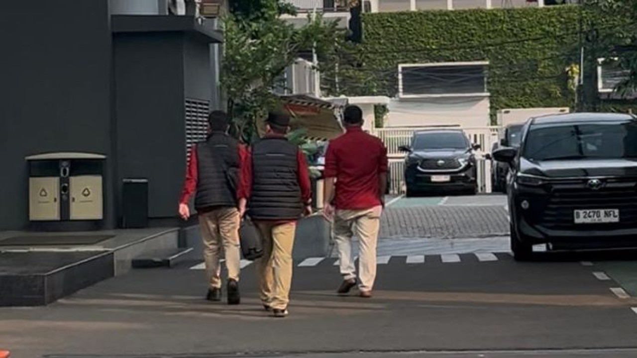 Penyidik Kejagung kembali sambangi kantor BGN sore ini (Ntvnews.id/Adiansyah)