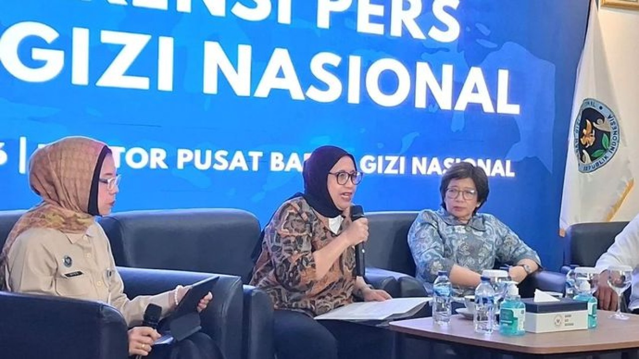 Kepala BGN Nanik Sudaryati Deyang (tengah) dalam konferensi pers di Kantor BGN, Jakarta Pusat, Kamis, 4 Juni 2026. (Antara)