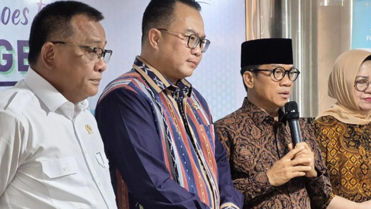 Kepala Badan Riset dan Inovasi Nasional (BRIN) Arif Satria (kedua kiri), Menteri Lingkungan Hidup Mohammad Jumhur Hidayat (kiri), Menteri Desa dan Pembangunan Daerah Tertinggal (Mendes PDT) Yandri Susanto (kedua kanan), dan Peneliti Pusat Riset Politik BRIN Siti Zuhro (kanan) ditemui wartawan di sela-sela kegiatan BRIN Goes to Village di Jakarta, Kamis (4/6/2026). ANTARA/Sean Filo Muhamad/aa. (Antara)