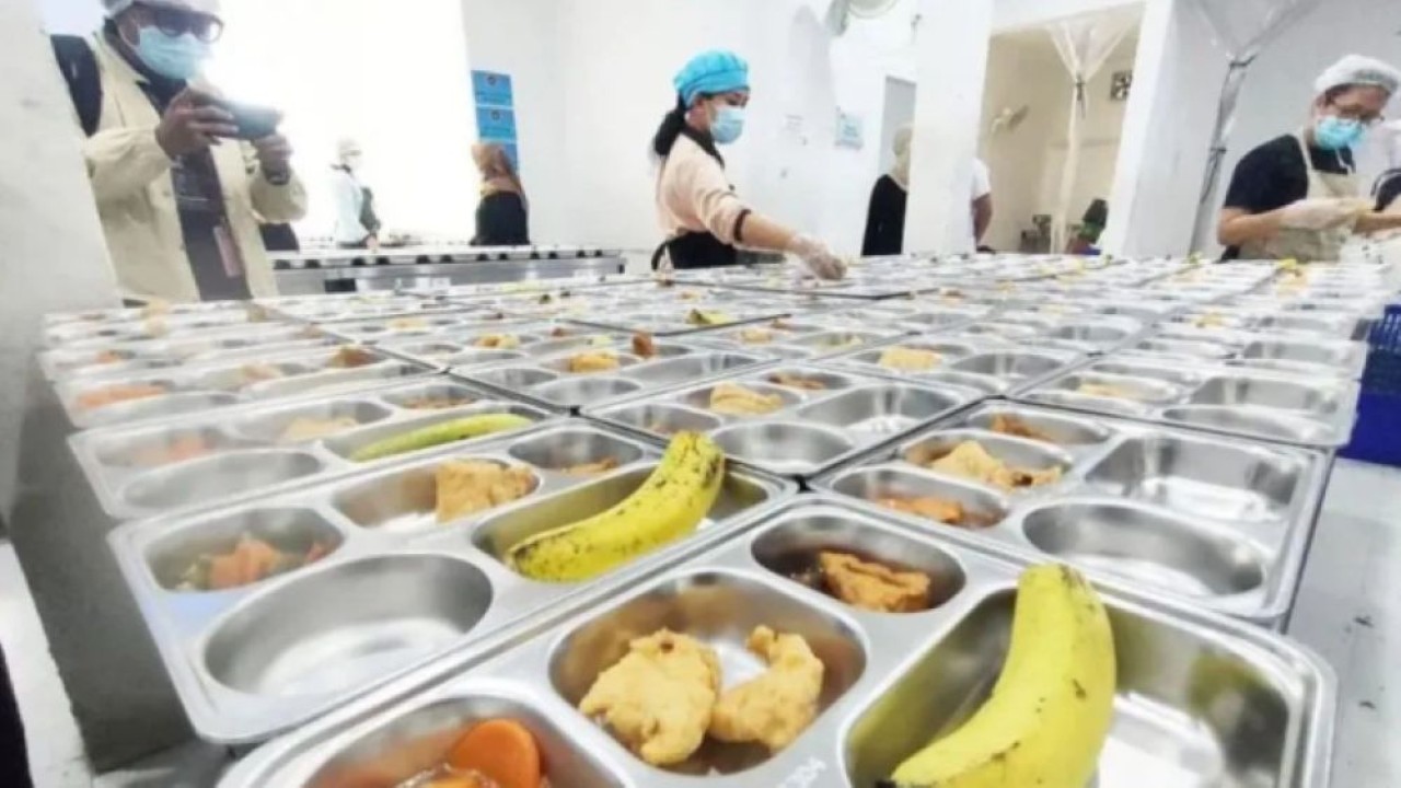 Arsip - Ilustrasi - Petugas tengah memorsi menu Makan Bergizi Gratis (MBG) di dapur Satuan Pelayanan Pemenuhan Gizi (SPPG) di Jakarta. (Foto: ANTARA/Risky Syukur.)