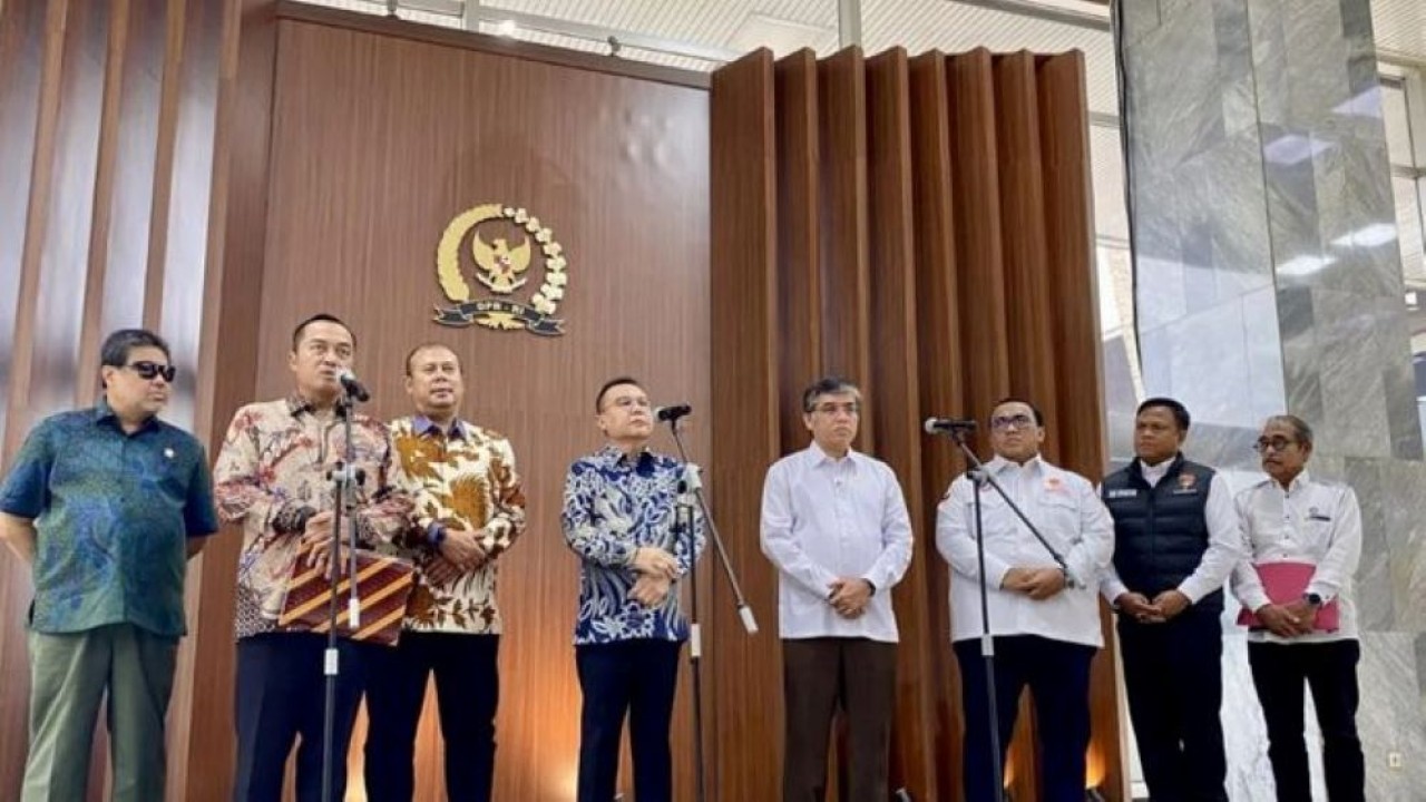 Menteri Sekretaris Negara Prasetyo Hadi (kedua kiri) serta Wakil Ketua DPR RI Sufmi Dasco Ahmad (keempat kiri) menyampaikan keterangan kepada pers terkait Satuan Tugas Mitigasi Pemutusan Hubungan Kerja di kompleks parlemen, Senayan, Jakarta, Jumat, 26 Juni 2026. (Antara)