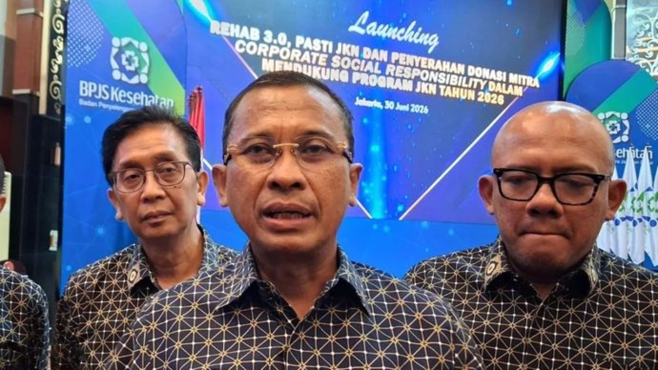Direktur Utama BPJS Kesehatan Prihati Pujowaskito (depan) memberikan keterangan kepada media usai peluncuran inovasi Rehab 3.0 di Jakarta, Selasa, 30 Juni 2026. (Antara)