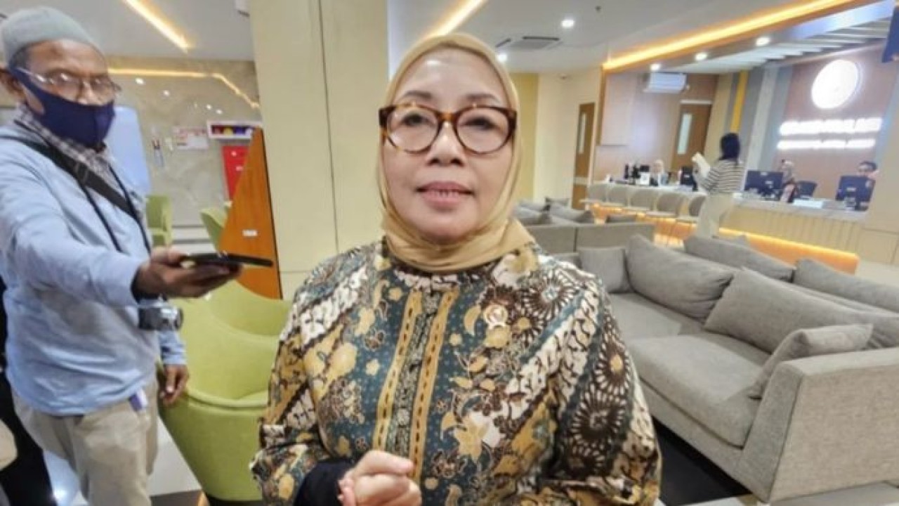 Menteri PPPA Arifah Fauzi memberikan keterangan kepada wartawan saat ditemui di Rumah Sakit Umum Daerah dr Saiful Anwar (RSSA) di Kota Malang, Jawa Timur, Senin, 29 Juni 2026 malam. (Antara)