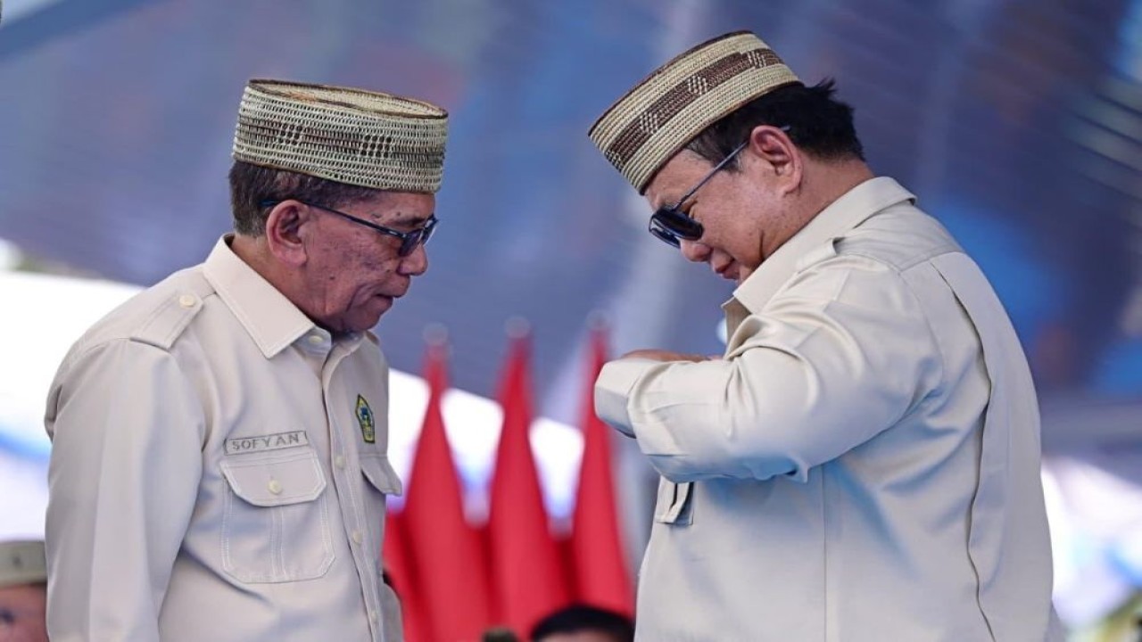 Presiden Prabowo Subianto dianugerahi Lencana Emas Adi Bhakti Tani Nelayan Maha Utama pada puncak Pekan Nasional Petani Nelayan Kontak Tani Nelayan Andalan (PENAS KTNA) XVII di Gorontalo, Rabu, 24 Juni 2026. (Foto: BPMI Setpres)
