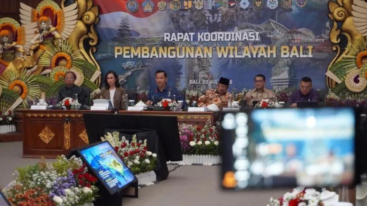 Menteri Koordinator (Menko) Bidang Infrastruktur dan Pembangunan Kewilayahan Agus Harimurti Yudhoyono (AHY) petakan peran kementerian/lembaga dalam Rapat Koordinasi Pembangunan Bali, di Denpasar, Senin, 20 Juli2026 (Antara)