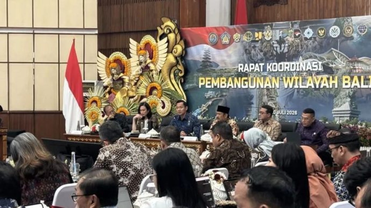 Menteri Koordinator Bidang Infrastruktur dan Pembangunan Kewilayahan Agus Harimurti Yudhoyono (AHY) bersama Pemprov Bi bahas fokus pembangunan dalam Rapat Koordinasi Pembangunan Wilayah Bali di Denpasar, Senin, 20 Juli 2026 (Antara)