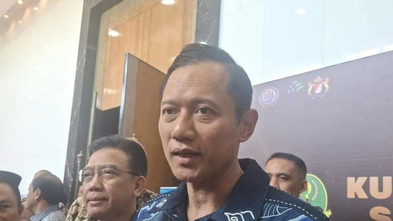 Menteri Koordinator Bidang Infrastruktur dan Pembangunan Kewilayahan (Menko IPK) Agus Harimurti Yudhoyono (AHY) menjawab pertanyaan dari awak media di Jakarta. (Antara)