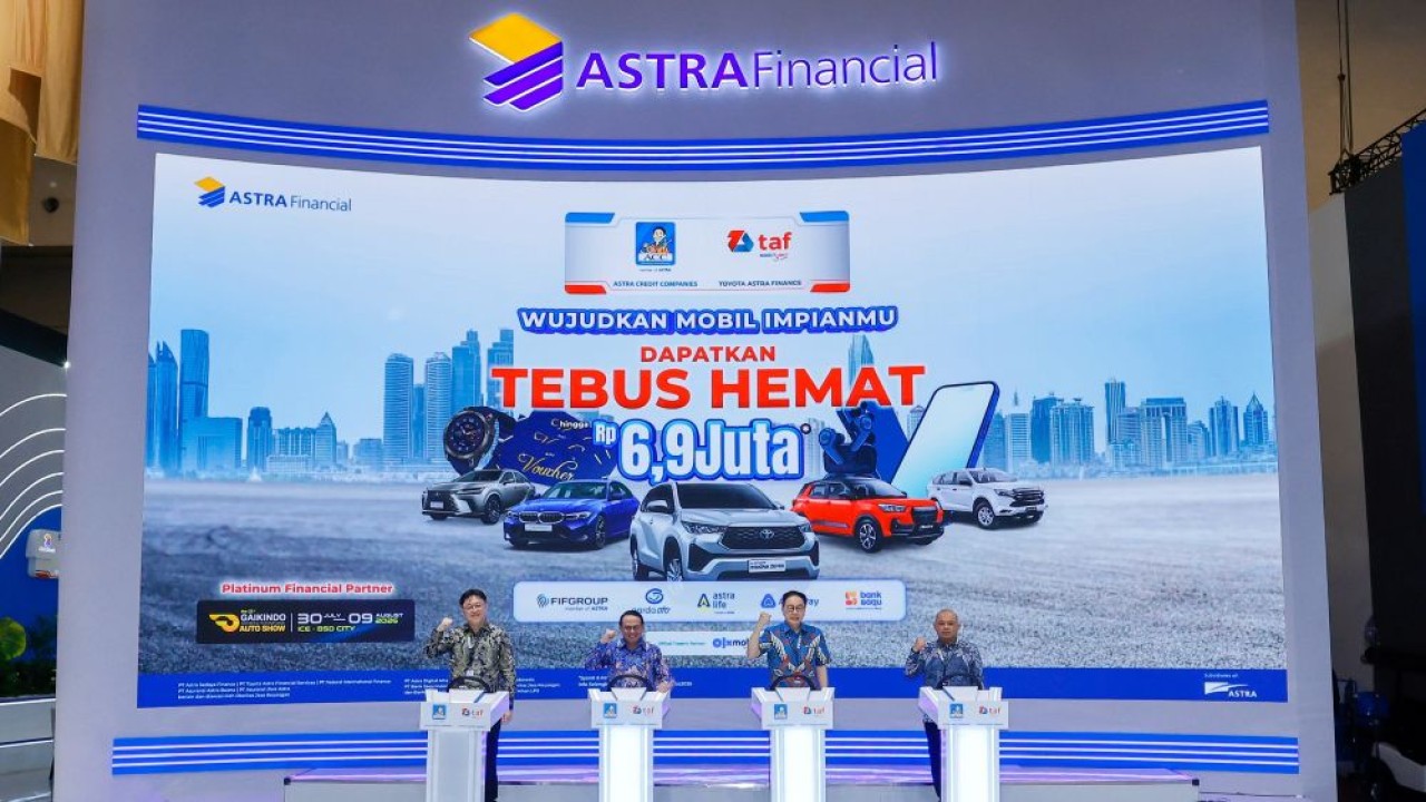 Peresmian booth ACC-TAF di GIIAS 2026 oleh jajaran Kepala Eksekutif Otoritas Jasa Keuangan (OJK) bersama Komisaris dan Direksi Astra pada Rabu (29/7/2026). (Foto: Dok/Istimewa/Astra Financial)