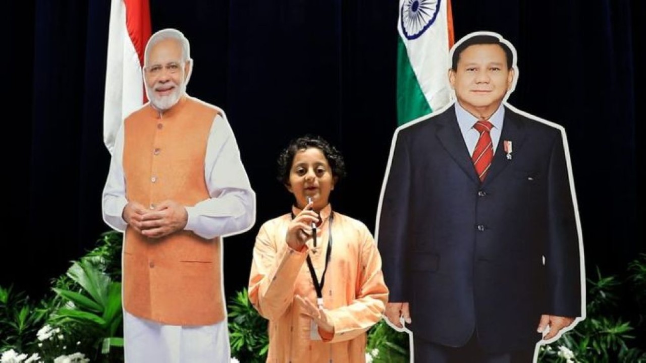 Avyuk, Bocah asal India, berfoto di Antara Replika Perdana Menteri (PM) India Narendra Modi dan Presiden Prabowo Subianto dalam Indian Community Reception di Jakarta Convention Center (JCC), Selasa, 7 Juli 2026. (Foto: Istimewa)