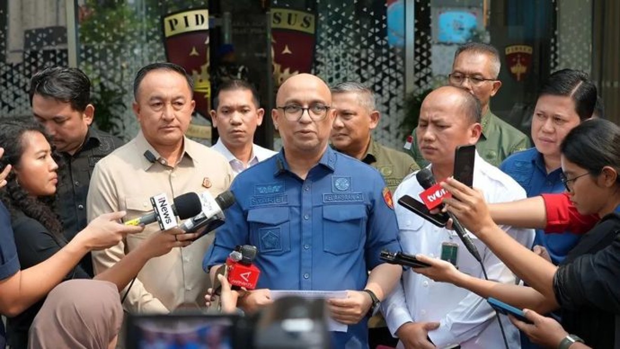 Direktur Penyidikan Jaksa Agung Muda Bidang Tindak Pidana Khusus (Jampidsus) Kejagung Syarief Sulaeman Nahdi (tengah) bersama Kepala Pusat Penerangan Hukum Kejagung Anang Supriatna (tengah kanan) dan Direktur Penindakan pada Jampidmil Kejagung Brigje (Antara)