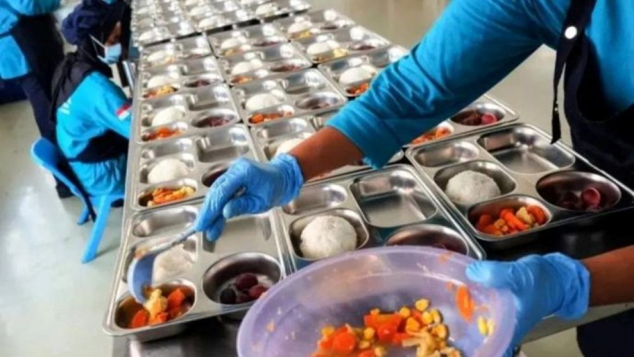 Arsip - Ilustrasi - Pekerja menyiapkan paket makanan untuk program Makan Bergizi Gratis (MBG) di dapur Satuan Pelayanan Pemenuhan Gizi (SPPG) Jebres yang telah memiliki Sertifikat Laik Higiene Sanitasi (SLHS), Solo, Jawa Tengah, Rabu, 8 Oktober 2025. (Foto: Antara)