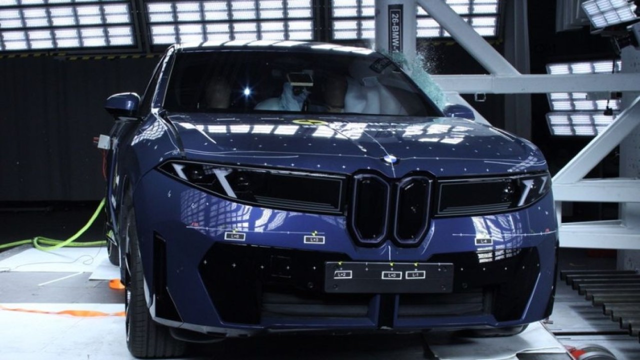 BMW iX3 menjadi mobil pertama yang meraih rating 5 bintang ANCAP 2026. (Foto: Istimewa via ArenaEV)