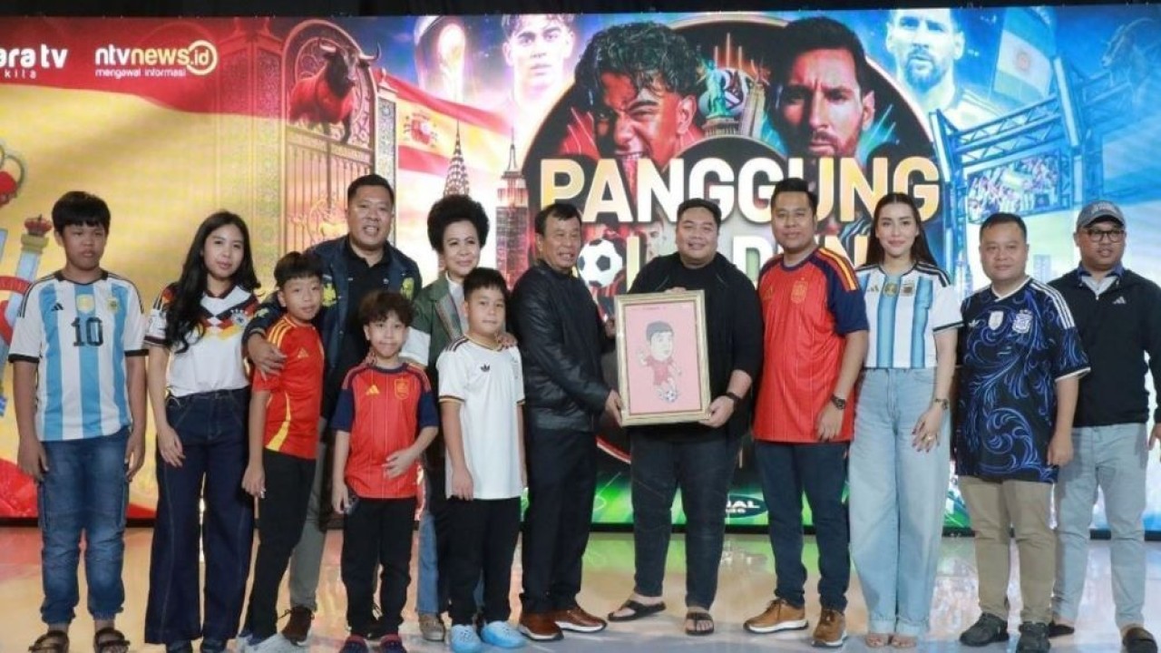 Presiden Komisaris NT Corp Nurdin Tampubolon didampingi istri Lince Berliana Tobing dan Direksi Nusantara TV Dimpos Tampubolon, Randy Tampubolon dan Tommy Tampubolon memberikan cenderamata kepada Ketua Umum GEKRAFS (Gerakan Ekonomi Kreatif Nasional) Kawendra Lukistian dalam acara Nobar Panggung Bola Dunia Nusantara TV.