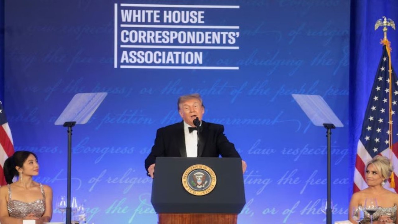 Presiden Amerika Serikat (AS) Donald Trump menyampaikan pidato pada acara makan malam Asosiasi Koresponden Gedung Putih. (Foto: Jonathan Ernst/Reuters)