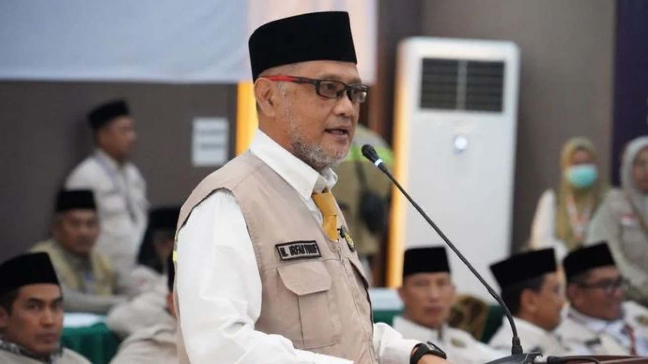 Menteri Haji dan Umrah Republik Indonesia Mochamad Irfan Yusuf saat memberi sambutan saat menyambut kedatangan jamaah haji kloter 116 di Asrama Haji Surabaya, Rabu, 1 Juli 2026. (Antara)