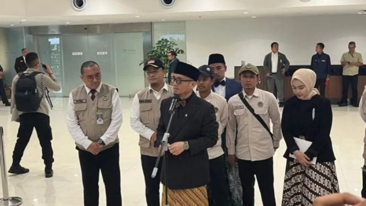 Wakil Menteri Haji dan Umrah Dahnil Anzar Simanjuntak saat konferensi pers di Bandara Soekarno Hatta, Banten, Kamis, 2 Juli 2026. (Antara)