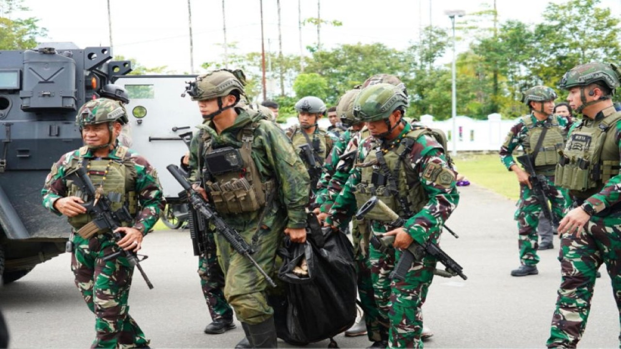 Koops TNI Habema mengevakuasi dua jenazah warga sipil korban penembakan OPM di Yahukimo. (Foto: Dok/Istimewa)