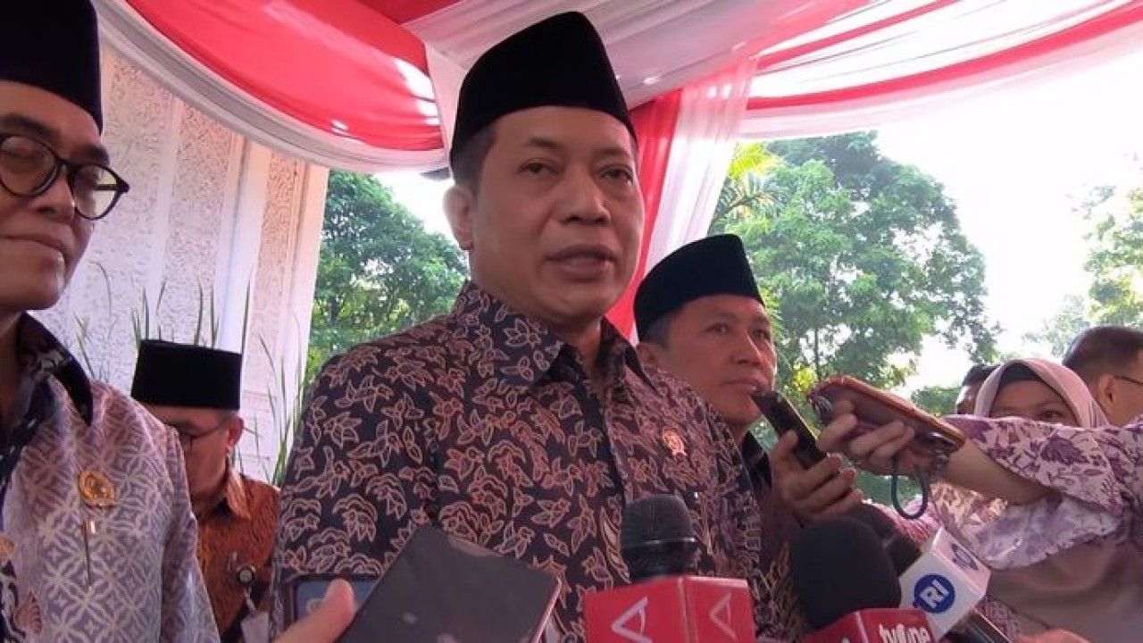 Menteri Koperasi Ferry Juliantono memberikan keterangan kepada pers seusai memimpin ziarah ke makam Mohammad Hatta di TPU Tanah Kusir, Jakarta, Jumat, 10 Juli 2026. (Antara)