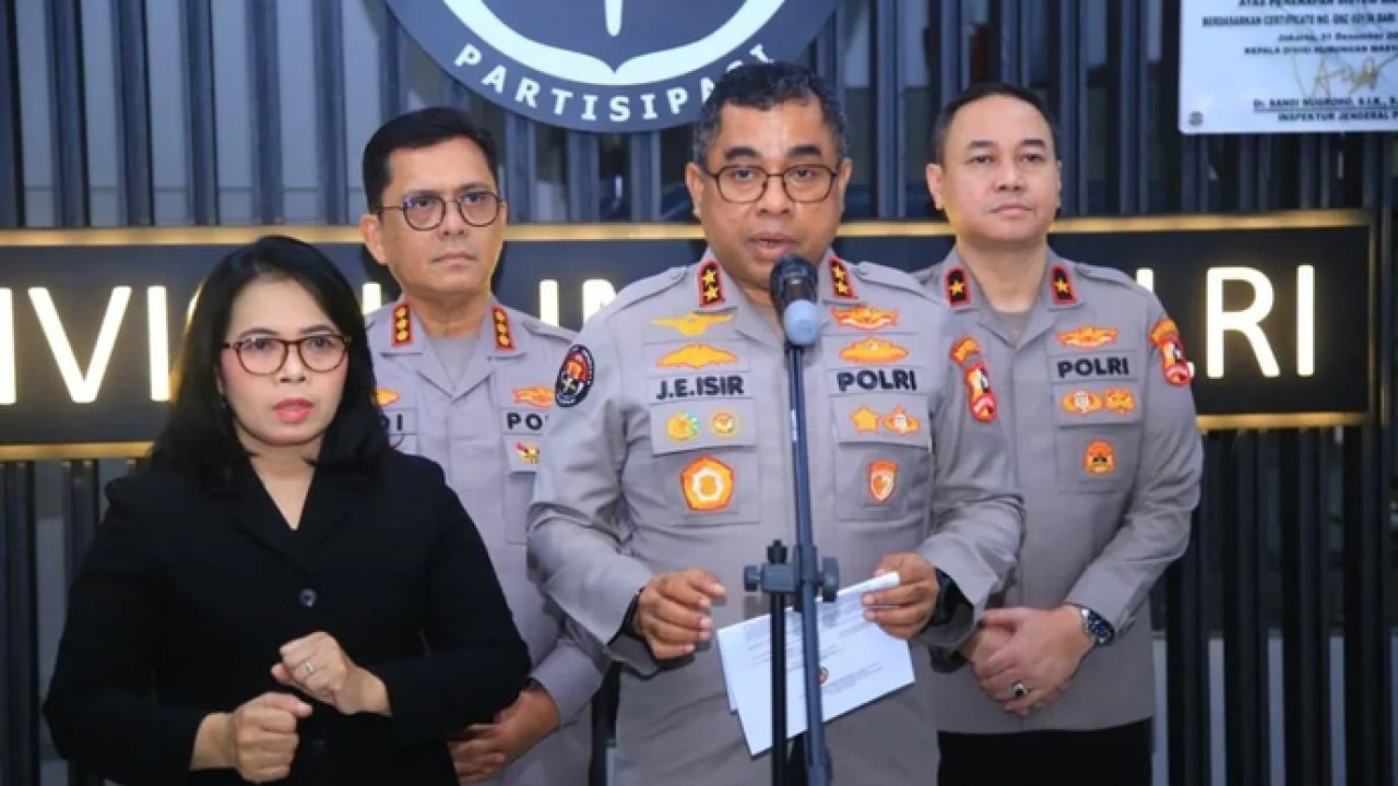 Kepala Divisi Humas Polri Irjen Pol. Johnny Eddizon Isir (kedua dari kanan). (ANTARA/HO-Divisi Humas Polri) (Antara)