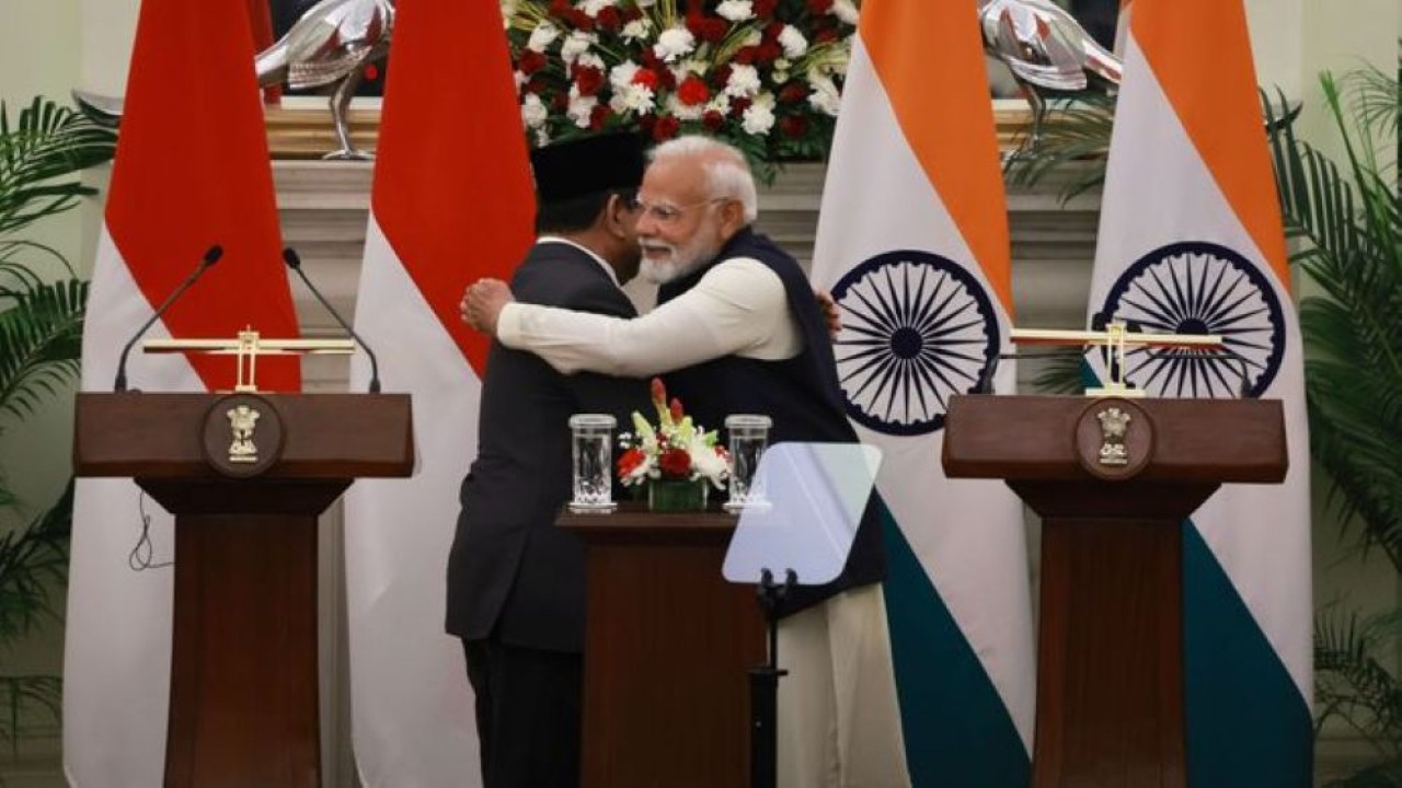 Selama berkunjung ke India, Presiden Prabowo Subianto dan Perdana Menteri (PM) India Narendra Modi beberapa kali bertemu dan bertukar gestur bersahabat, mulai dari berpelukan hingga memanggil satu sama lain dengan panggilan "brother". (Foto: Istimewa)