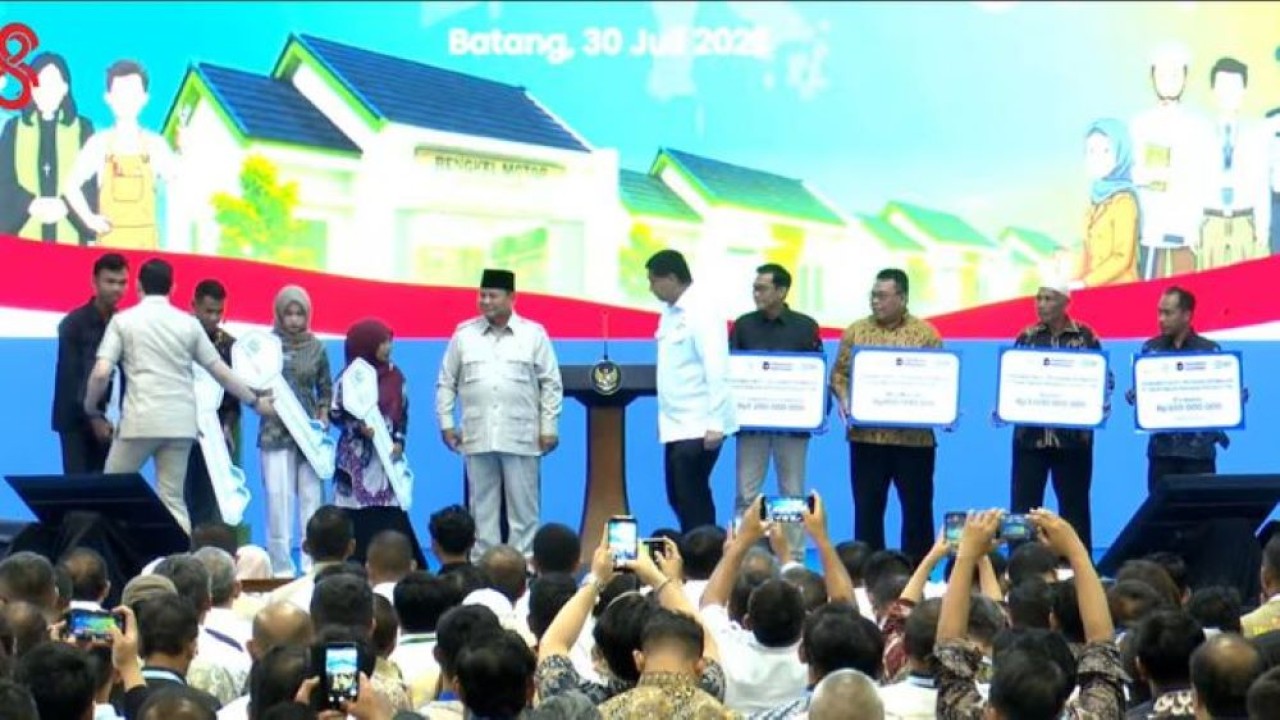Prabowo Serahkan Kunci Rumah Subsidi kepada Penerima Manfaat KPR FLPP di Batang (Istimewa)