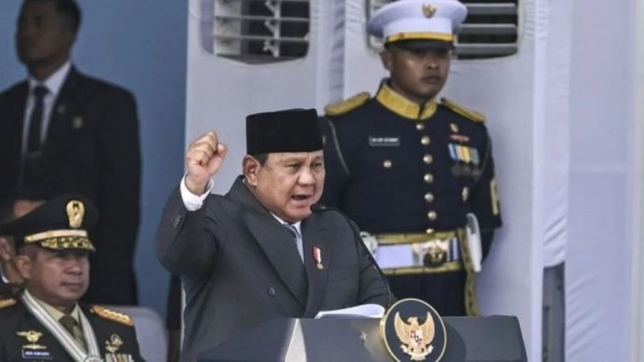 Presiden Prabowo Subianto (tengah) menyampaikan pidatonya saat menjadi inspektur upacara HUT Ke-80 Bhayangkara di Pusat Latihan Brimob Polri, Cikeas, Bogor, Jawa Barat, Rabu, 1 Juli 2026. (Foto: Antara)