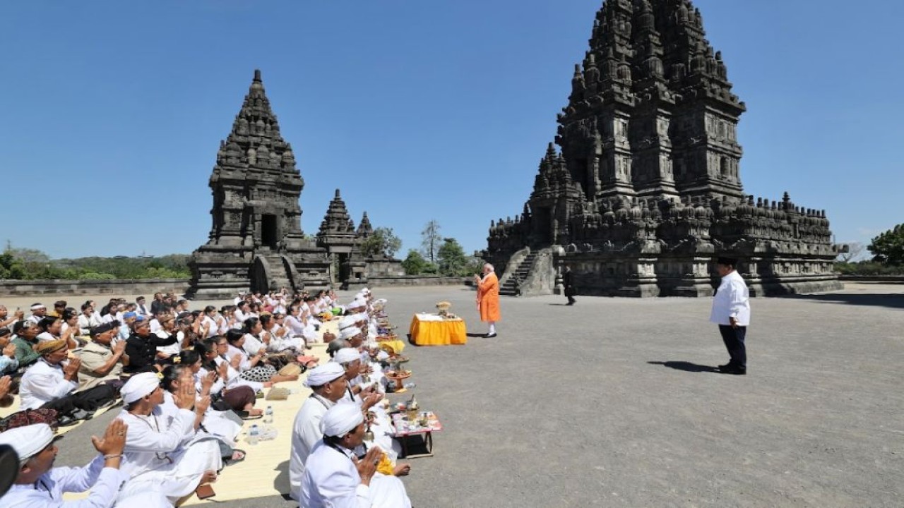 Perdana Menteri (PM) India Narendra Modi mengikuti prosesi doa Shinta Pooja di Candi Siwa, Kompleks Candi Prambanan, Sleman, Daerah Istimewa Yogyakarta (DIY). (Foto: Dok/Istimewa/Bakom RI)