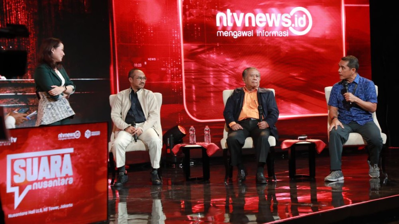 Mantan Ketua Komisi Pemberantasan Korupsi (KPK) periode 2011-2015, Abraham Samad (kedua dari kiri) saat menjadi narasumber program "Suara Nusantara" di Nusantara TV pada 12 Agustus 2026. (Foto: Dok/NTV)