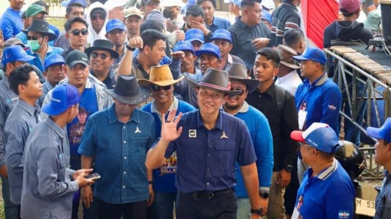 Ketua Umum Partai Demokrat Agus Harimurti Yudhoyono saat menghadiri lomba Karapan Sapi di Bangkalan, Jawa Timur, Minggu, 2 Agustus 2026. (Antara)