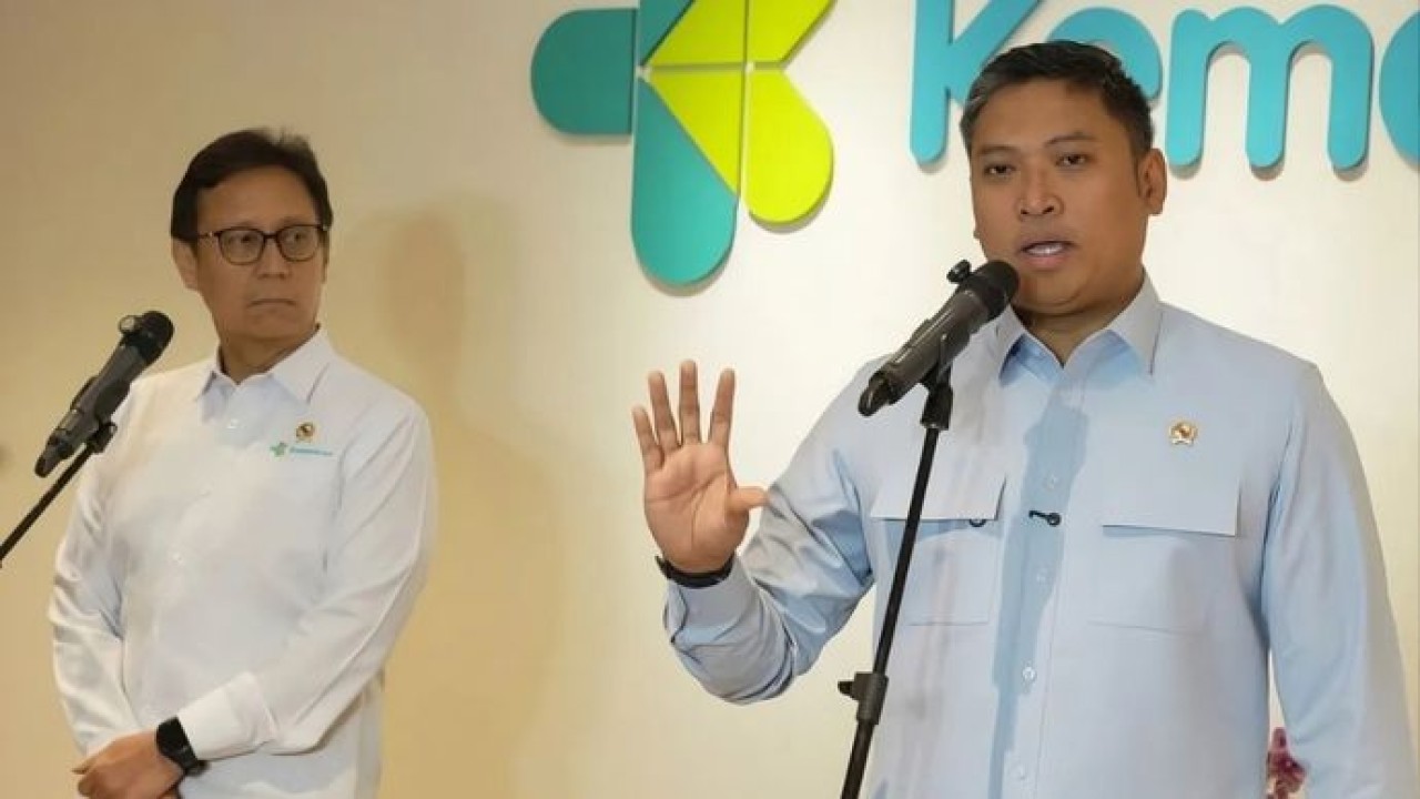 Kepala BGN Sudaryono (kanan), Menteri Kesehatan Budi Gunadi Sadikin (kiri) usai pertemuan bersama para ahli gizi membahas keamanan pangan Program Makan Bergizi Gratis (MBG) di Jakarta, Rabu, 5 Agustus 2026. (Antara)