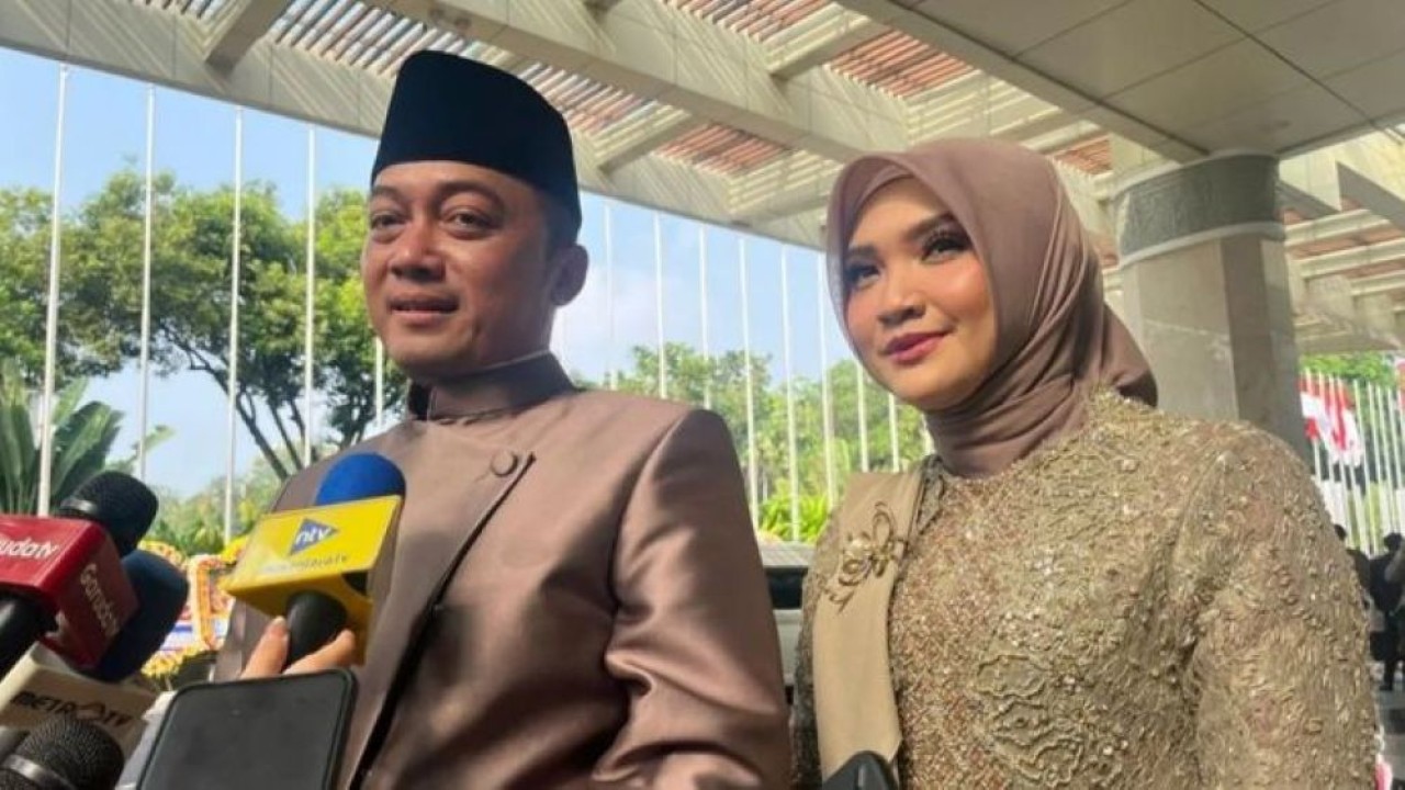 Menteri Sekretaris Negara (Mensesneg) Prasetyo Hadi (kiri) menjawab pertanyaan wartawan pada acara akad nikah Kepala Sekretaris Pribadi Presiden Prabowo Subianto (Sespri) Rizky Irmansyah dengan Chika Yenalovi di Jakarta Convention Center (JCC) Senayan, Jakarta. (Foto: Antara/Fathur)