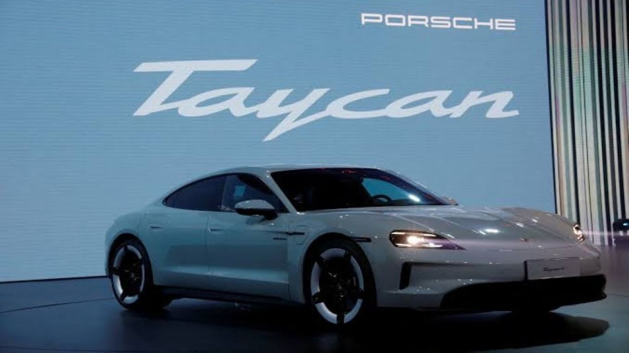 Mobil listrik Porsche Taycan dikabarkan menghadapi masa depan yang tidak pasti. (Foto: Reuters)