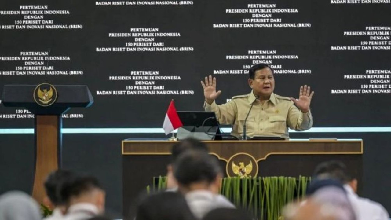 Presiden Prabowo Subianto memberikan arahan dalam acara pertemuan dengan periset dan peneliti Badan Riset dan Inovasi Nasional (BRIN) di halaman Istana Negara, Jakarta, Kamis, 6 Agustus 2026. (Foto: Antara)