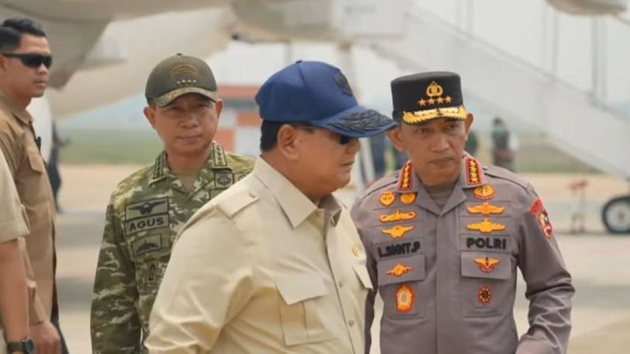 Presiden Prabowo Subianto tiba di Kalimantan, Sabtu, 22 Agustus 2026 untuk meninjau langsung penanganan kebakaran hutan dan lahan (karhutla) yang melanda sejumlah wilayah. (Foto: YouTube Sekretariat Presiden)