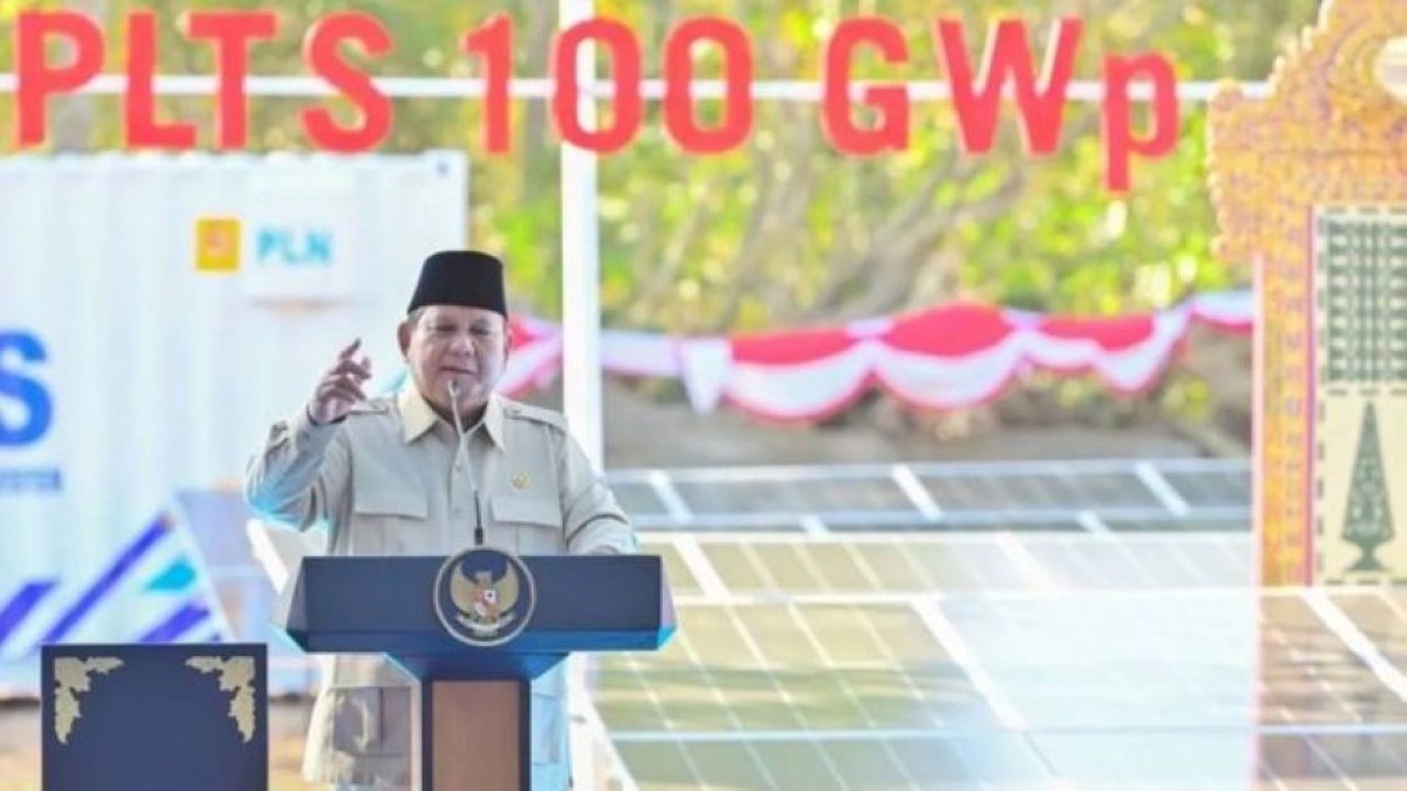 Presiden Prabowo Subianto menyampaikan sambutan saat peluncuran dan peletaka batu pertama program Pembangkit Listrik Tenaga Surya (PLTS) 100 GWp di Gilimanuk, Jembrana, Bali, Selasa, 25 Agustus 2026. (Foto: Antara)
