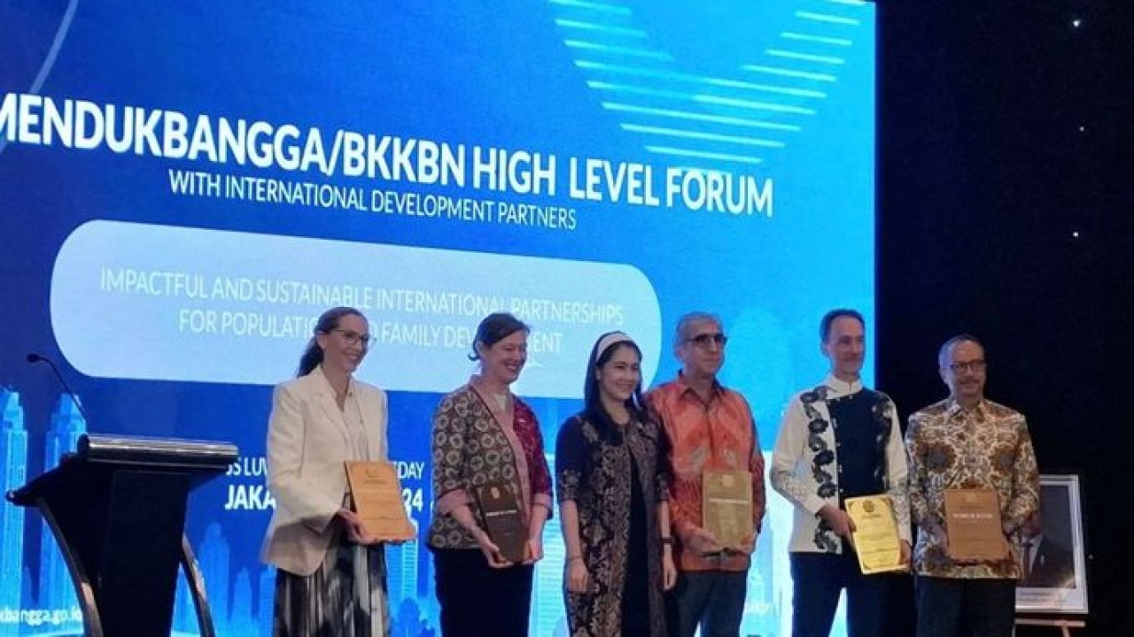 Wamendukbangga/Wakil Kepala BKKBN Ratu Ayu Isyana Bagoes Oka (tiga dari kiri) dalam High Level Forum Kemendukbangga/BKKBN bersama mitra strategis internasional di Jakarta pada Kamis (24/9/2026). (Antara)