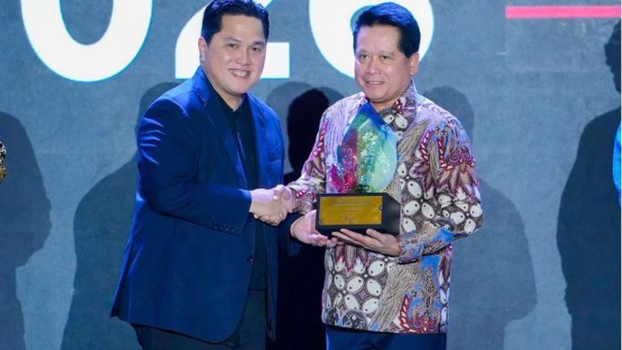 Menpora RI Erick Thohir menyerahkan trofi penghargaan Indonesia Sports Industry of the Year 2026 kepada Direktur Utama BRI Hery Gunardi atas kontribusi BRI dalam membangun ekosistem olahraga nasional