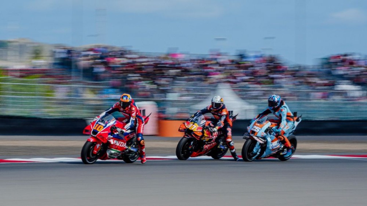 Dukungan BRI dalam kegiatan MotoGP™ Mandalika 2026 menjadi bentuk kemitraan ekosistem terintegrasi yang menghubungkan olahraga, pariwisata, UMKM, dan keberlanjutan dalam satu rangkaian kegiatan. (Foto: Dok/BRI)
