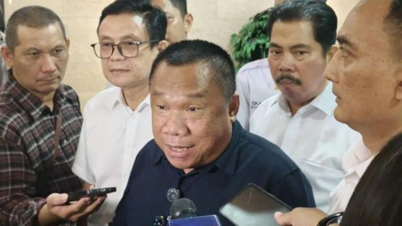 Ketua Umum Gerakan Cinta Prabowo H. Kurniawan (tengah) memberikan keterangan pers di Gedung Bareskrim Polri, Jakarta. (Foto: Antara)