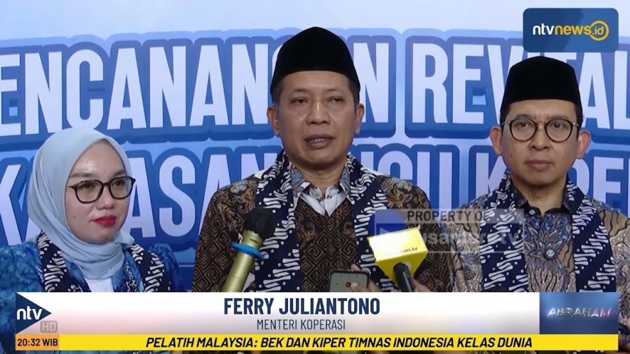 Menteri Koperasi Republik Indonesia, Ferry Juliantono bersama Menteri Kebudayaan Fadli Zon memberikan keterangan pers di sela tilas sejarah perkoperasian nasional di Tugu Peringatan Kongres Koperasi 12 Juli 1947, Jalan DR Moch. Hatta, Kota Tasikmalaya, Jawa Barat.