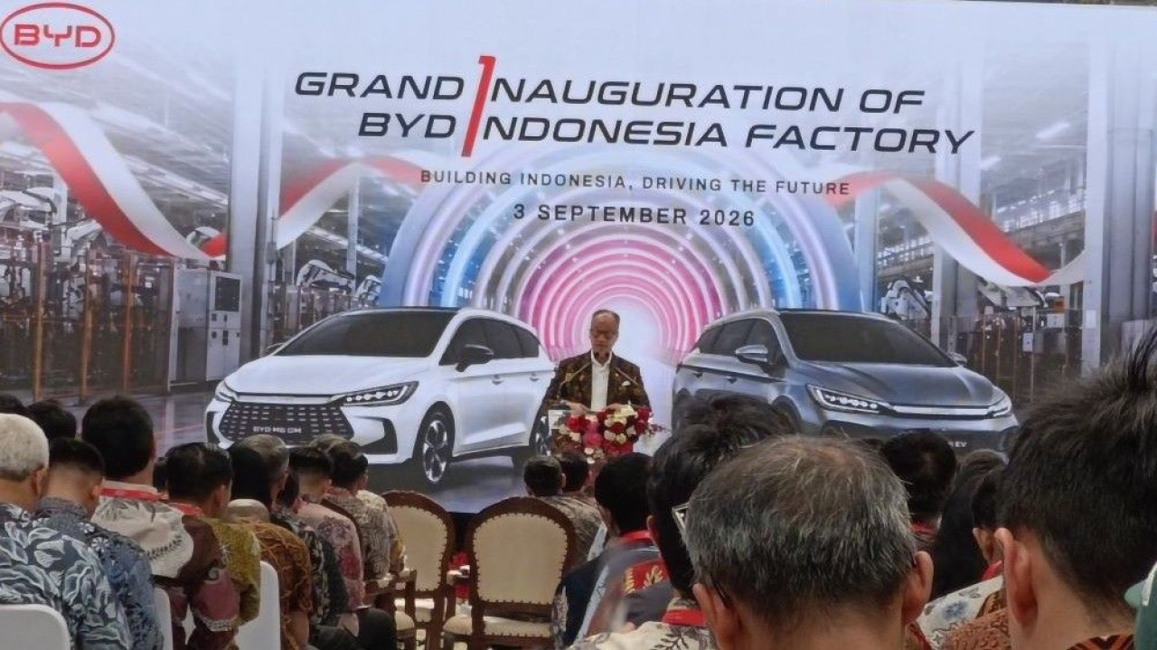 Menteri Perindustrian (Menperin) Agus Gumiwang Kartasasmita menyampaikan salam hormat Presiden Prabowo Subianto kepada pimpinan BYD Indonesia dalam peresmian pabrik kendaraan listrik BYD di Subang Smartpolitan Industrial Park, Subang, Jawa Barat, Kamis (3/9/2026). (Foto: Adiantoro/NTV)
