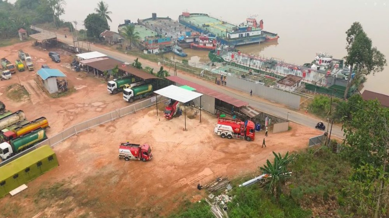 Pertamina Patra Niaga melakukan penyesuaian pola distribusi dengan mengoptimalkan fasilitas penyangga di Tayan, Kabupaten Sanggau, sebagai salah satu titik suplai alternatif untuk mendukung kebutuhan BBM di wilayah Sintang.