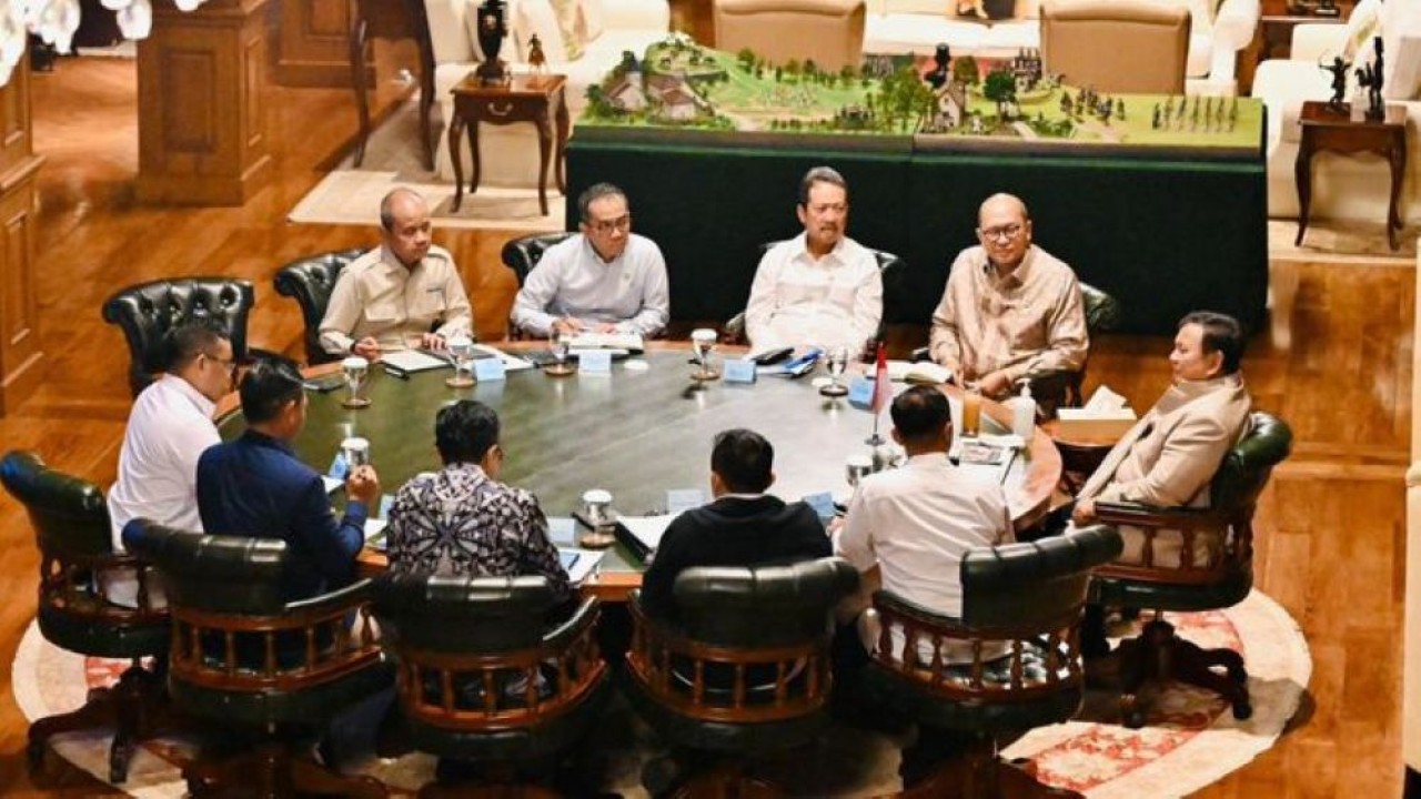 Presiden Prabowo Subianto menerima Menteri Kelautan dan Perikanan Sakti Wahyu Trenggono serta Menteri Investasi dan Hilirisasi Rosan Roeslani di Hambalang, Kabupaten Bogor, pada Selasa, 1 September 2026. (Foto: Istimewa)