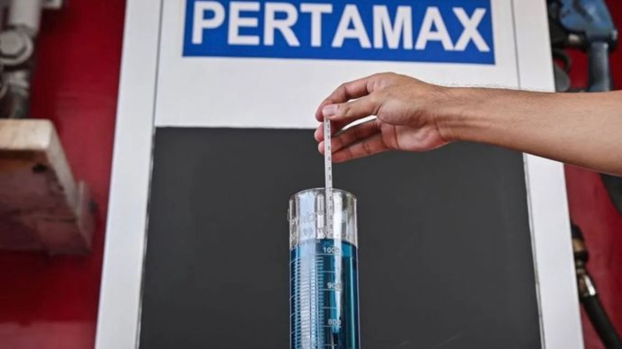 Petugas mengecek suhu dan densitas saat tera ulang rutin di Pertashop Suli, kawasan Pantai Natsepa, Kabupaten Maluku Tengah, Maluku, Rabu (30/9/2026). Pertamina Patra Niaga telah menyediakan 212 stasiun pengisian bahan bakar umum (SPBU) modular atau Pertashop serta 211 SPBU satu harga di wilayah Papua-Maluku untuk pemerataan akses distribusi bahan bakar minyak (BBM) berkualitas kepada masyarakat di wilayah terluar, tertinggal, dan terdepan (3T) (Antara)