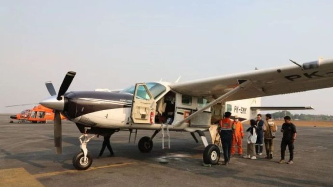 Tim operasi modifikasi cuaca (OMC) memuat bahan semai ke dalam pesawat sebelum melakukan penerbangan untuk meningkatkan potensi hujan di Kalimantan Tengah dan Kalimantan Selatan, Rabu (23/9/2026). (Antara)