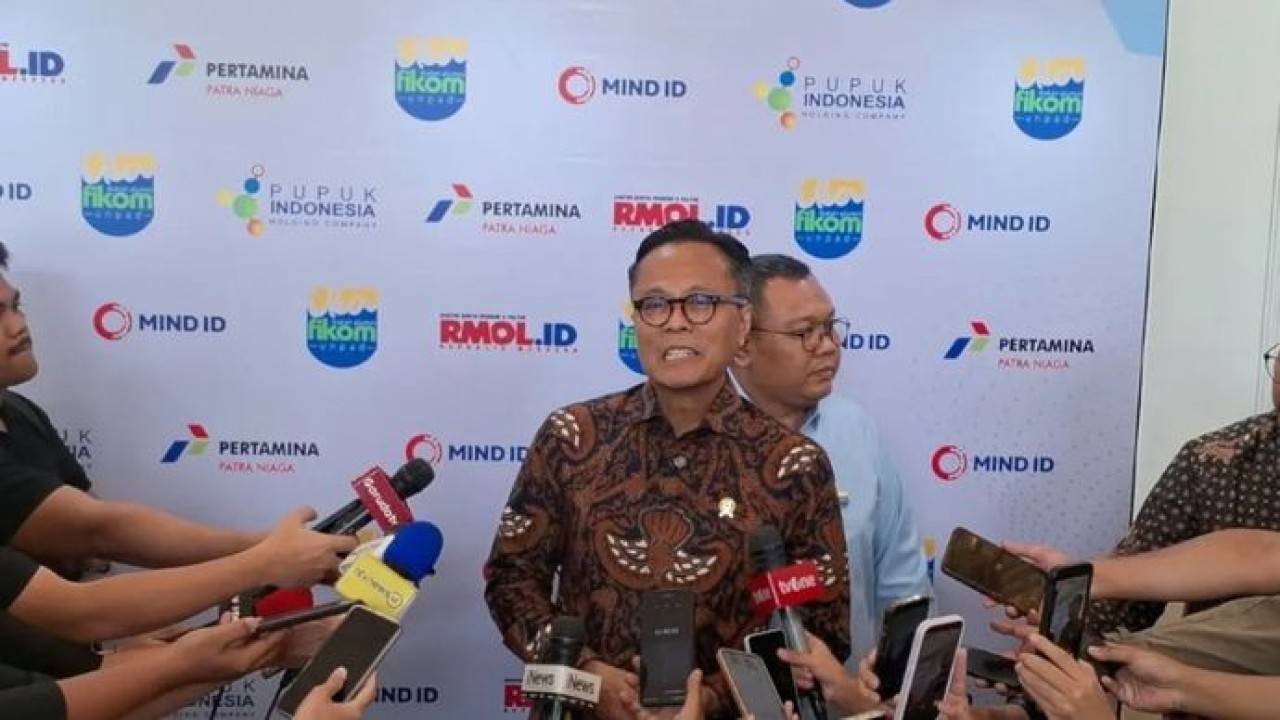 Chief Operating Officer (COO) Danantara Indonesia, Dony Oskaria diwawancarai wartawan seusai acara Executive Breakfast Meeting oleh IKA Fikom Unpad di Jakarta, Jumat (2/10/2026). (Antara)