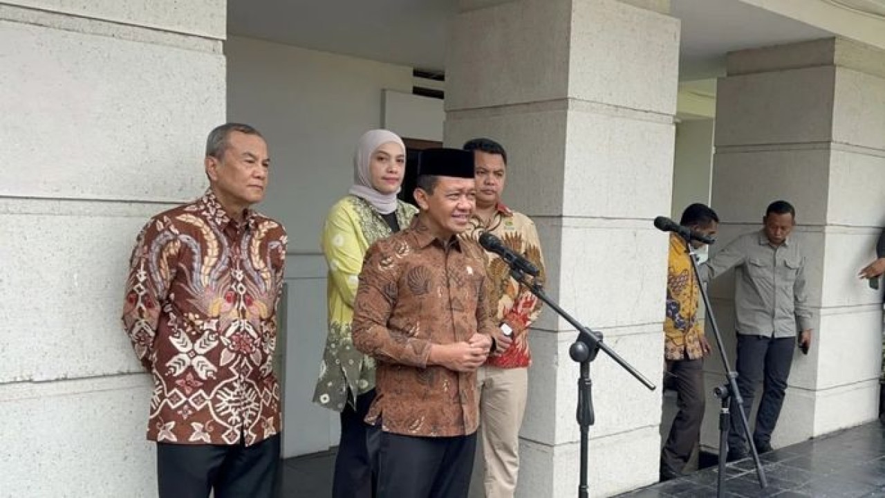 Menteri Koordinator Bidang Hilirisasi dan Transisi Energi Bahlil Lahadalia memberi keterangan ketika dijumpai di Kantor Kementerian ESDM, Jakarta (Antara)