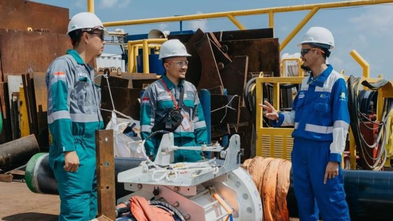 General Manager Unit Pelaksana Proyek Gas dan BBM PT PLN EPI Agus Purnomo (tengah) berdiskusi dengan Tenaga Ahli Proyek PLN EPI untuk memastikan pelaksanaan pekerjaan sesuai dengan kualitas dan standar operasional keselamatan pada proyek pipa gas Wes (Antara)