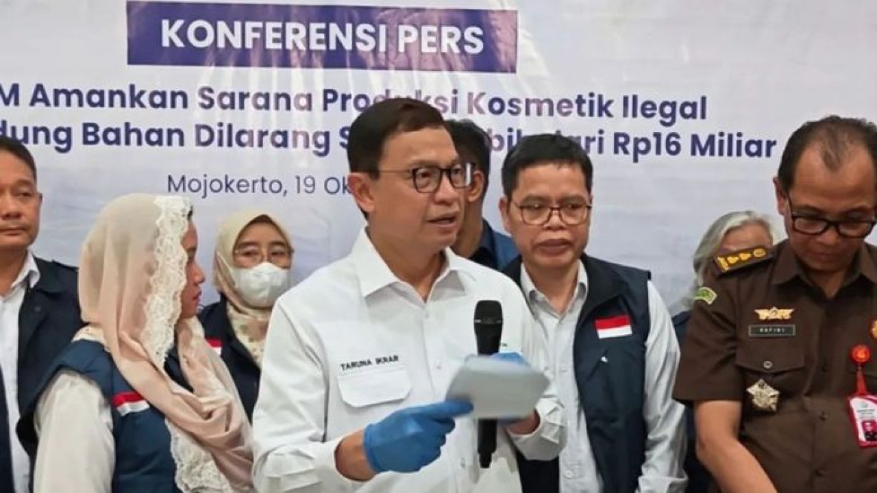Kepala BPOM Taruna Ikrar saat temu media kosmetik ilegal di Kota Mojokerto, Senin (19/10/2026) (Antara)