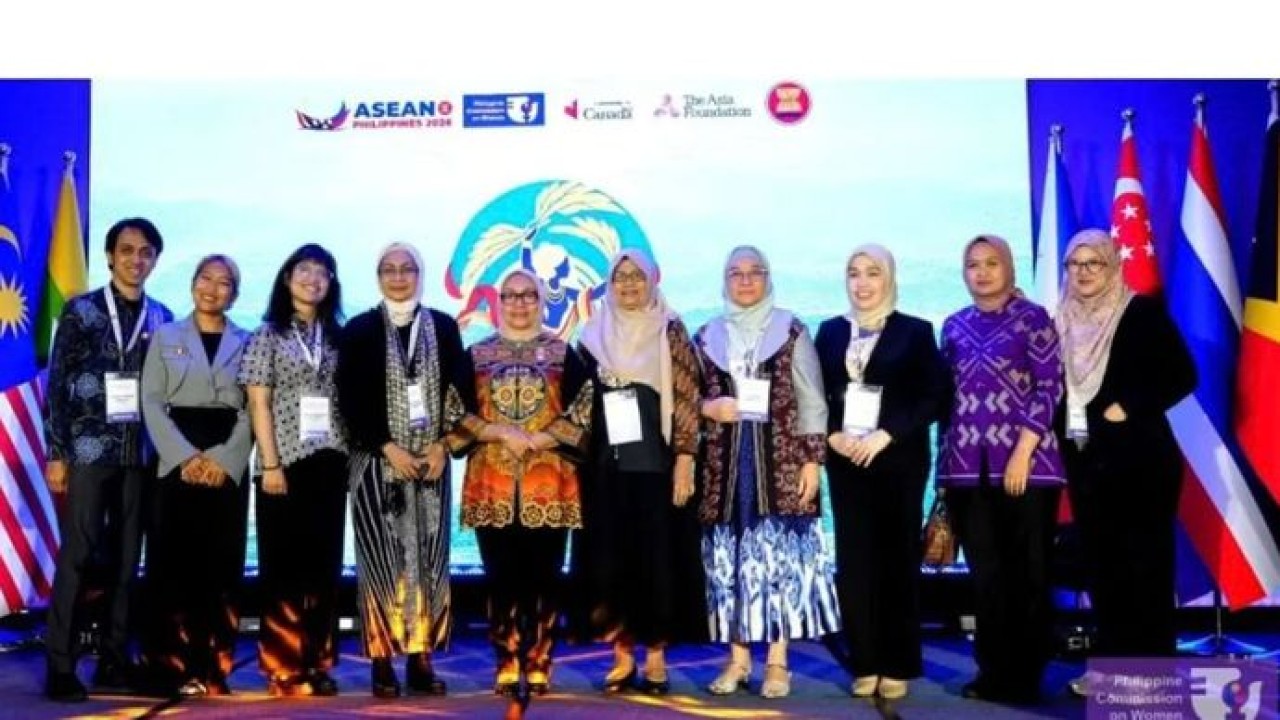Menteri Pemberdayaan Perempuan dan Perlindungan Anak Arifah Fauzi (lima kiri) dalam penutupan acara 4th ASEAN Women Leaders Summit di Manila, Filipina. (ANTARA)